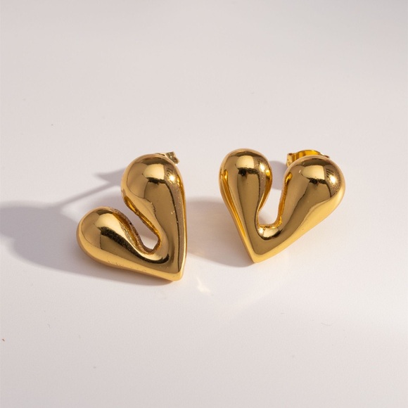 18K Gold Heart Earrings*High Gloss Finish*Stud Earrings - Picture 2 of 6
